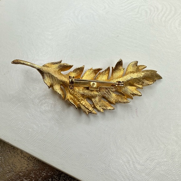 Vintage signed CORO leaf gold tone pin brooch - Picture 6 of 8
